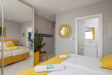 Modern Seaside Villa with Infinity Pool in Okrug Gornji