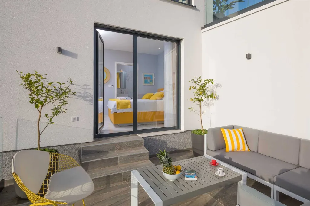 Modern Seaside Villa with Infinity Pool in Okrug Gornji