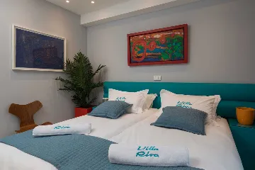 Modern Seaside Villa with Infinity Pool in Okrug Gornji