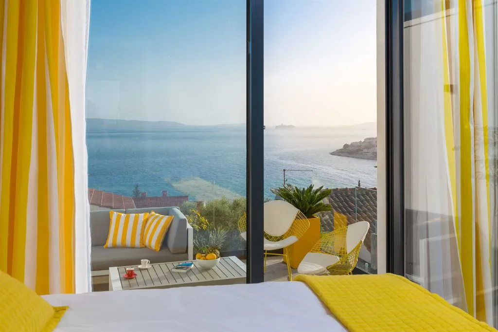 Modern Seaside Villa with Infinity Pool in Okrug Gornji