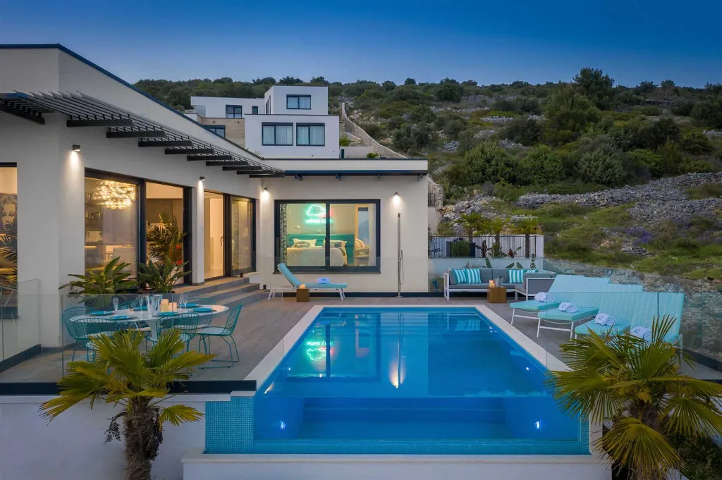 Modern Seaside Villa with Infinity Pool in Okrug Gornji