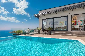 Modern Seaside Villa with Infinity Pool in Okrug Gornji