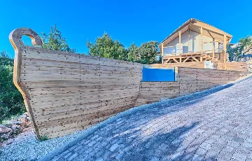 Seaside Glamping Bungalow with Pool – Murter