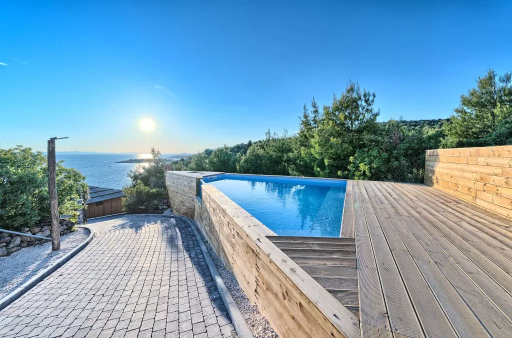 Seaside Glamping Bungalow with Pool – Murter