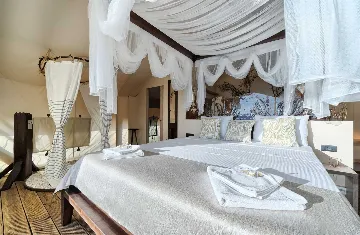 Seaside Glamping Bungalow with Pool – Murter