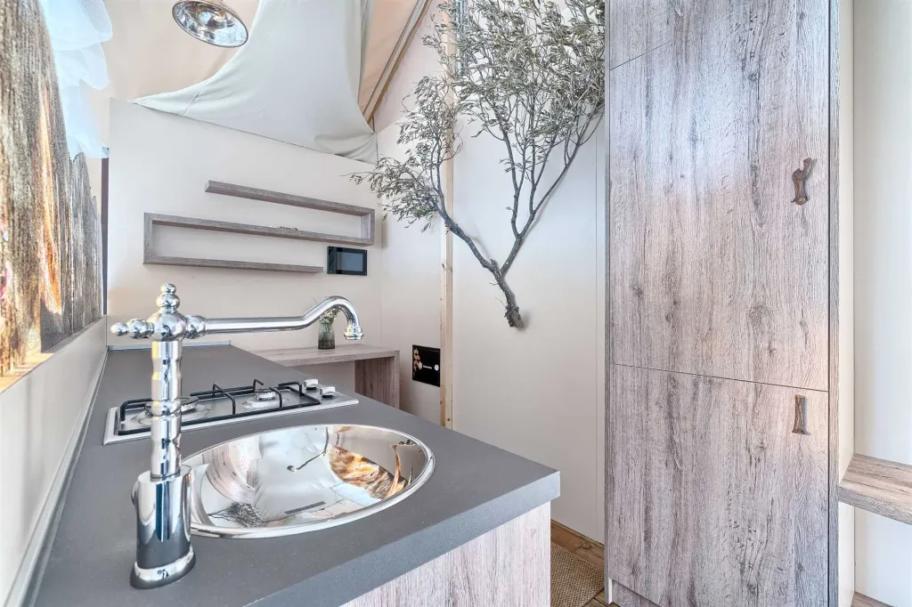 Seaside Glamping Bungalow with Pool – Murter