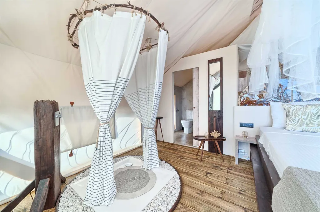 Seaside Glamping Bungalow with Pool – Murter