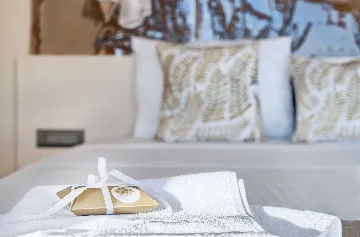 Seaside Glamping Bungalow with Pool – Murter