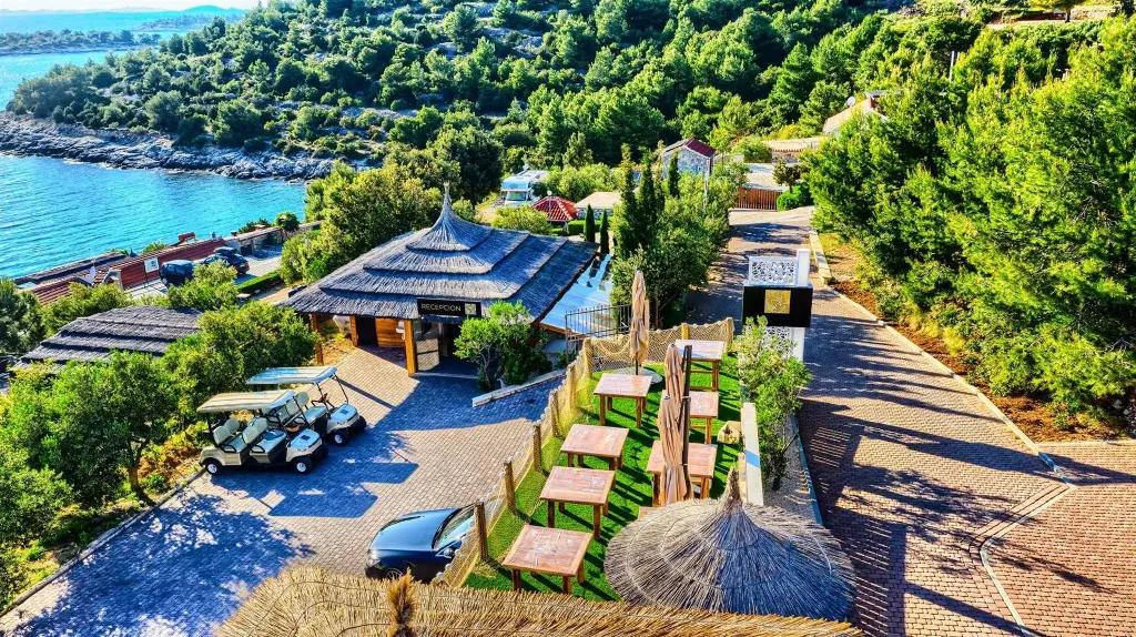 Seaside Glamping Bungalow with Pool – Murter