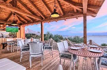 Seaside Glamping Bungalow with Pool – Murter