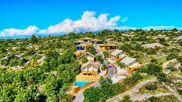 Seaside Glamping Bungalow with Pool – Murter