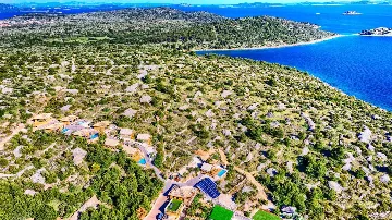 Seaside Glamping Bungalow with Pool – Murter