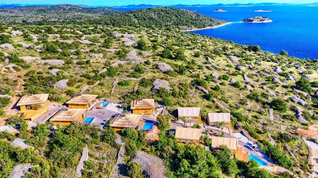 Seaside Glamping Bungalow with Pool – Murter
