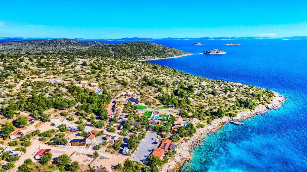 Seaside Glamping Bungalow with Pool – Murter