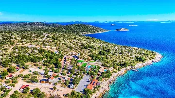 Seaside Glamping Bungalow with Pool – Murter