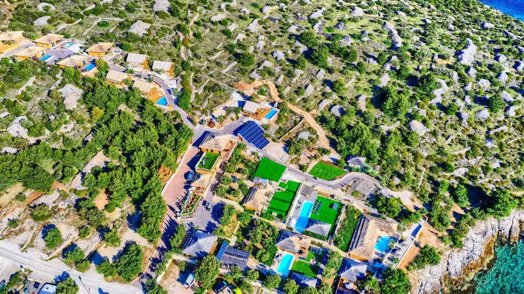 Seaside Glamping Bungalow with Pool – Murter