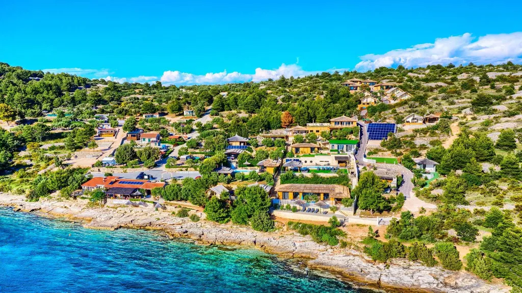 Seaside Glamping Bungalow with Pool – Murter