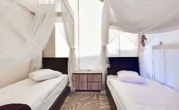 Seaside Glamping Bungalow with Pool – Murter