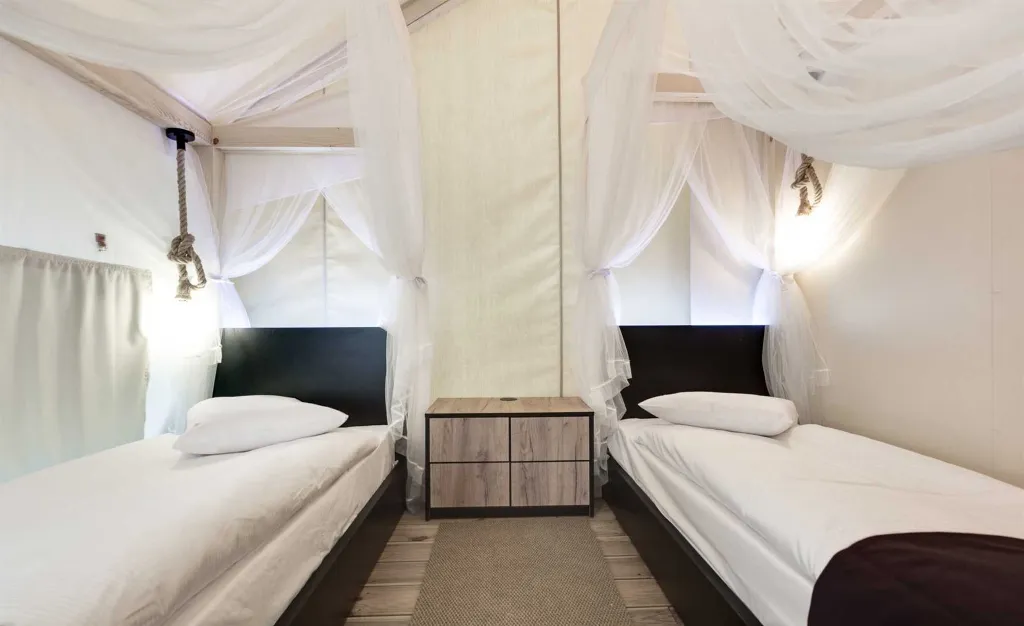 Seaside Glamping Bungalow with Pool – Murter
