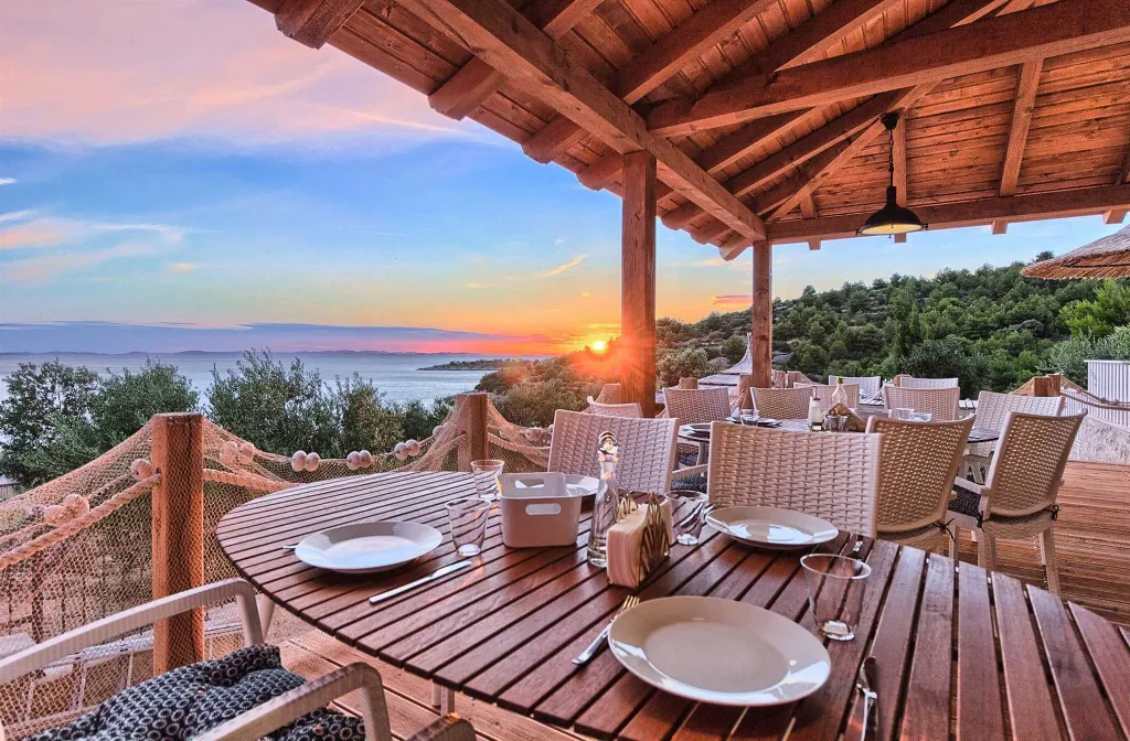 Beachfront Bungalow with Pool, Murter