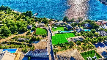 Beachfront Bungalow with Pool, Murter