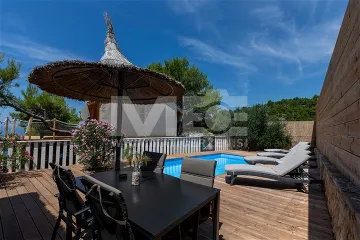 Beachfront Bungalow with Pool, Murter