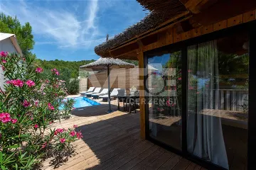 Beachfront Bungalow with Pool, Murter