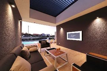 Modern Ground-Floor Villa with Pool in Kraj