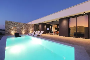 Modern Ground-Floor Villa with Pool in Kraj