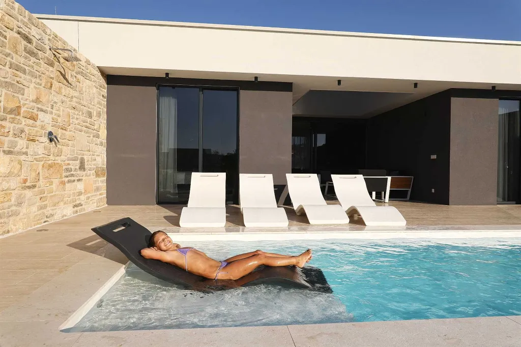 Modern Ground-Floor Villa with Pool in Kraj