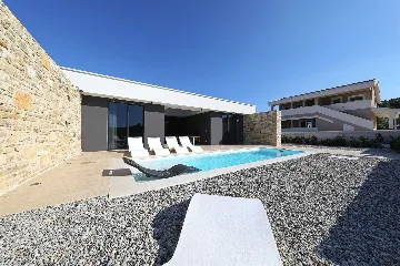 Modern Ground-Floor Villa with Pool in Kraj