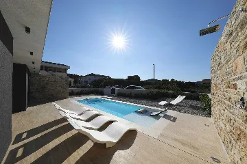 Modern Ground-Floor Villa with Pool in Kraj