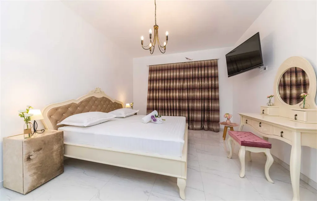 Modern Beachfront Villa with Heated Pool Kaštel Stari