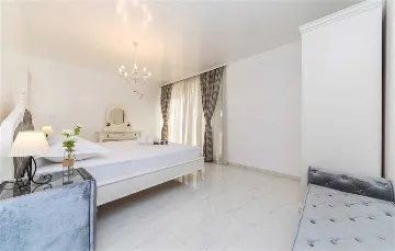 Modern Beachfront Villa with Heated Pool Kaštel Stari