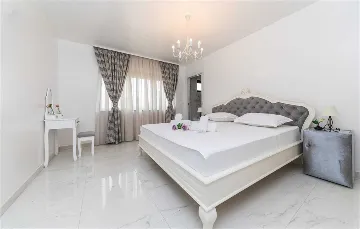 Modern Beachfront Villa with Heated Pool Kaštel Stari