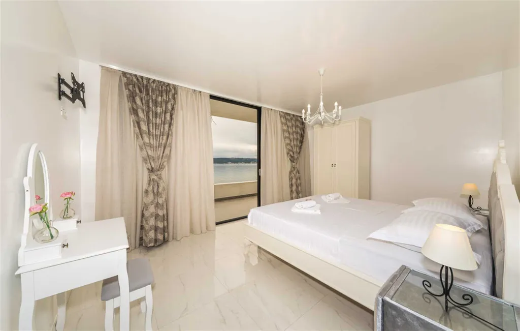 Modern Beachfront Villa with Heated Pool Kaštel Stari