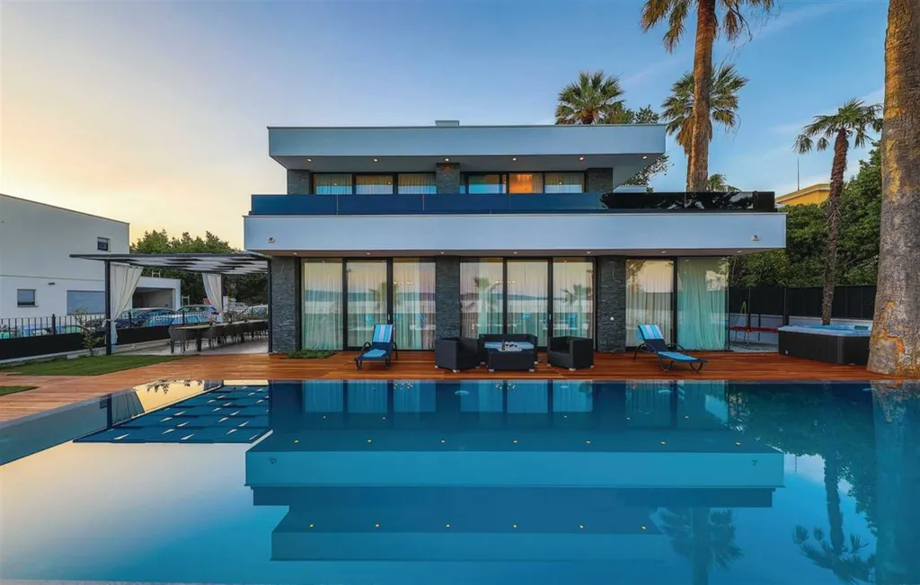 Modern Beachfront Villa with Heated Pool Kaštel Stari