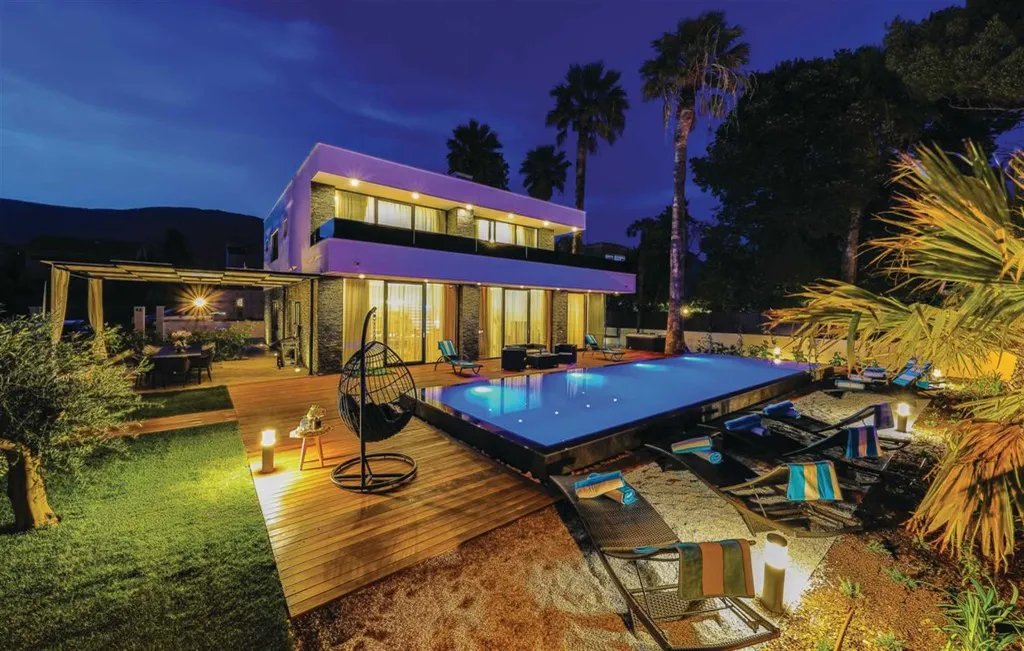 Modern Beachfront Villa with Heated Pool Kaštel Stari