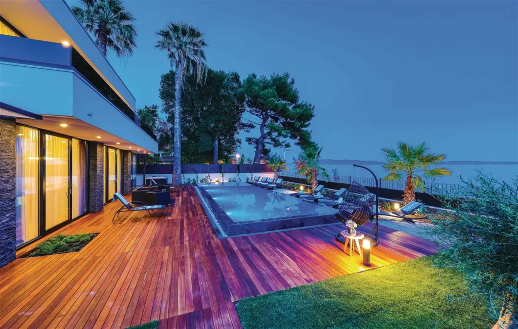 Modern Beachfront Villa with Heated Pool Kaštel Stari