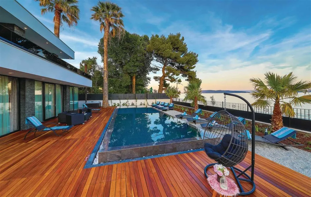 Modern Beachfront Villa with Heated Pool Kaštel Stari