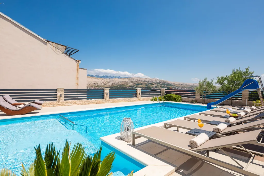 Spacious Villa Retreat With Pool in Pag