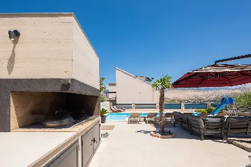 Spacious Villa Retreat With Pool in Pag