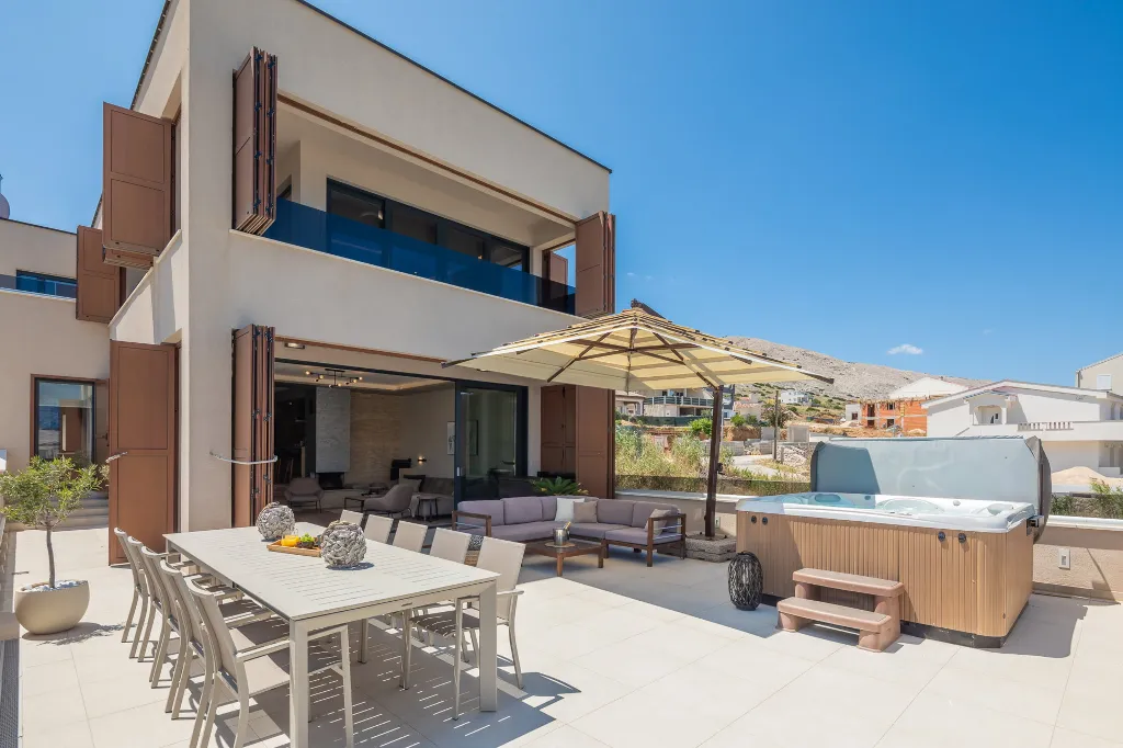 Spacious Villa Retreat With Pool in Pag