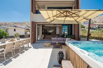 Spacious Villa Retreat With Pool in Pag