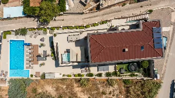 Spacious Villa Retreat With Pool in Pag