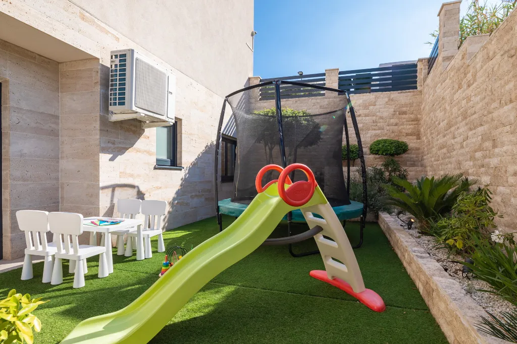 Spacious Villa Retreat With Pool in Pag