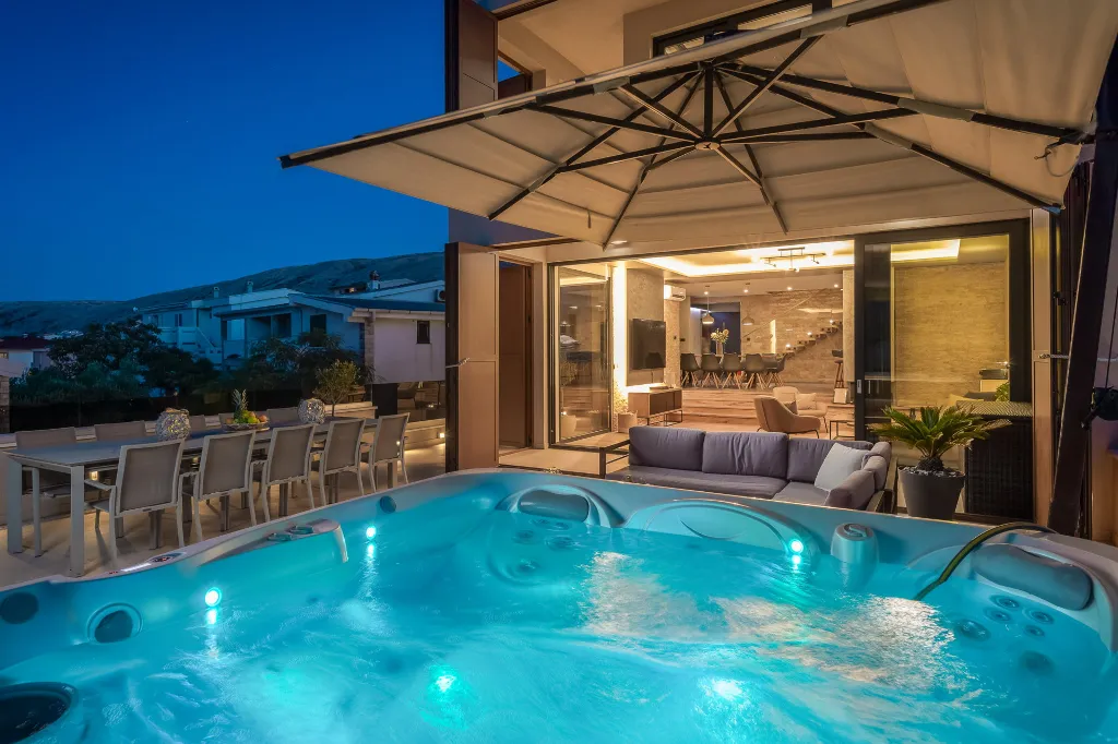 Spacious Villa Retreat With Pool in Pag