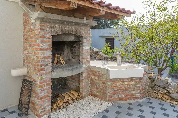 Coastal Family Villa with Pool in Sevid