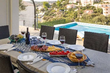 Coastal Family Villa with Pool in Sevid