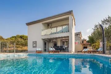 Coastal Family Villa with Pool in Sevid